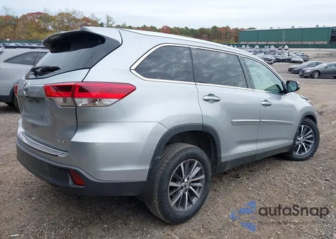 2019 Toyota Highlander Xle z USA, uszkodzony, nr VIN 5TDJZRFH4KS576735
